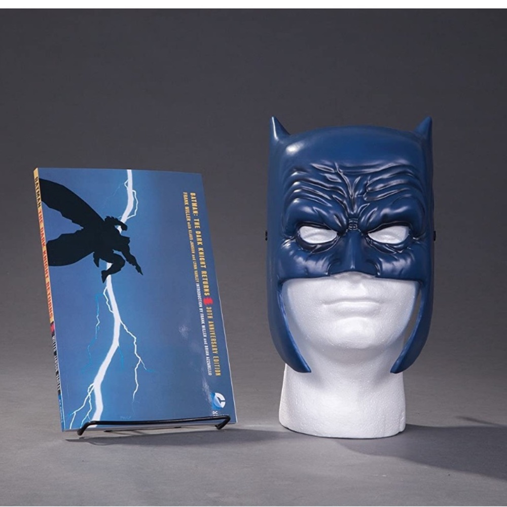 DC Comics Batman the Dark Knight Returns: Book & Mask Set